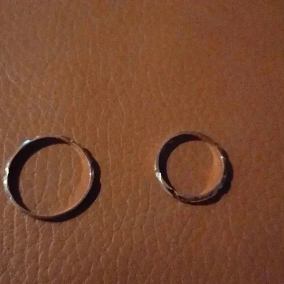 New yellow tone wedding band - Picture 3 of 7